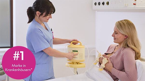 Eine Krankenschwester zeigt einer Mutter, wie sie ihre geliehene Medela Symphony PLUS® Milchpumpe benutzt. Der Bildtext lautet „#1 Marke in Krankenhäusern".