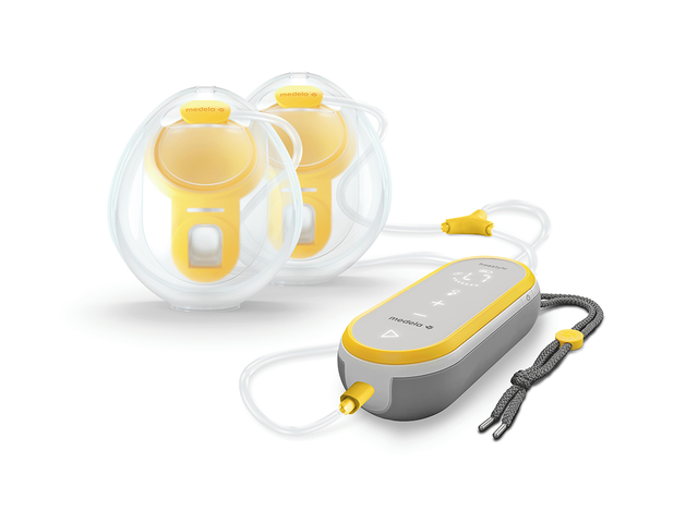 Pompe mains libres Medela Freestyle présentée avec les bonnets de recueil mains libres.